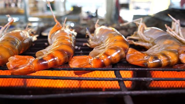 Речные креветки на гриле размером с предплечье взрослого смотреть онлайн