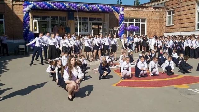 Последний звонок в лицее N26. Танец выпускников и первоклассников. смотреть онлайн