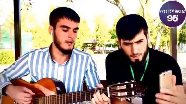 ЭТО ПЕСНЯ ЗАПАЛА В ДУШУ МНОГИМ ЧЕЧЕНЕЦ ПОЕТ НАГИТАРЕ СТОЛКНУЛИСЬ МЫ ЛИЦОМ К ЛИЦУ