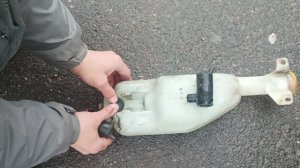 Замена моторчика (насоса) омывателя ветрового стекла своими руками.