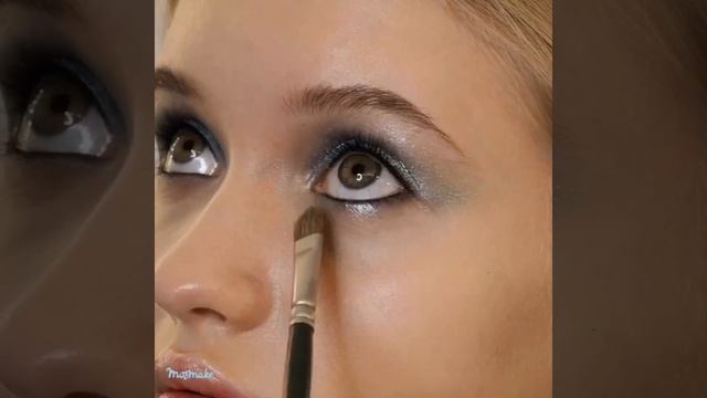 Яркий макияж глаз в голубых оттенках. смотреть онлайн