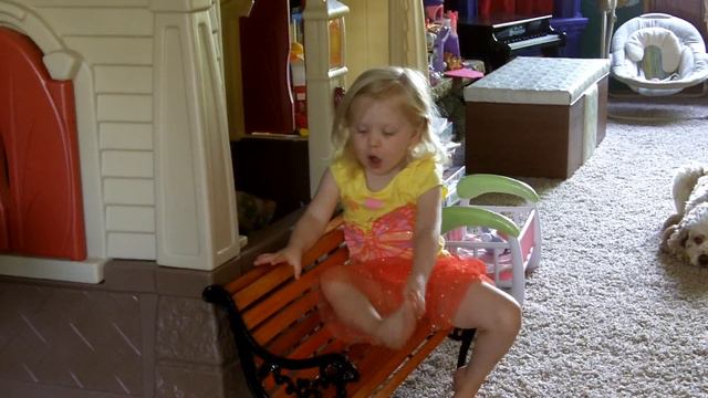 2 yr Old Brewers fan Lyla Sings "Roll Out the Barrel" смотреть онлайн