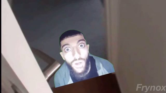 He’s Behind you run run run meme смотреть онлайн