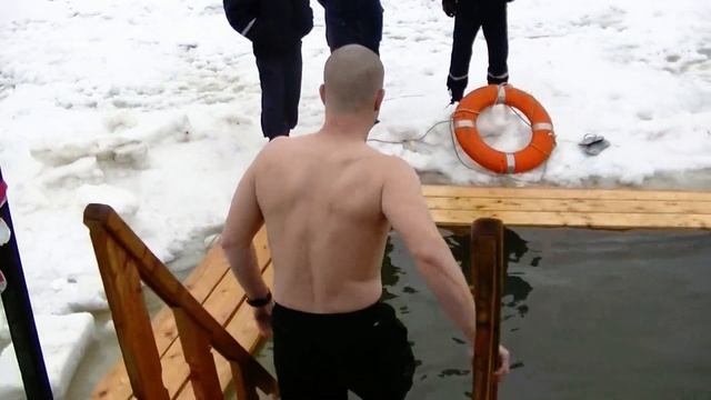 Христиан с ПРАЗДНИКОМ КРЕЩЕНИЯ ГОСПОДНЯ или БОГОЯВЛЕНИЯ!!! ВОВАН АНТИфитнесс купается в ПРОРУБИ. смотреть онлайн