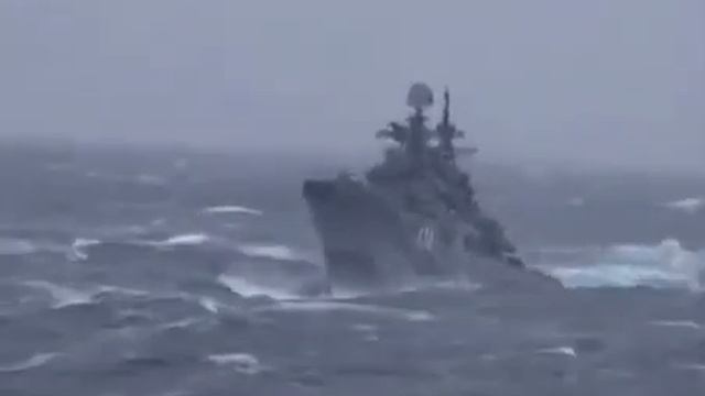 Русский эсминец во время шторма. смотреть онлайн