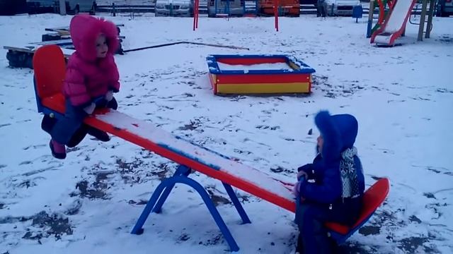 Хельга. Как дети катаются на детских качелях. Серия Ника&Слава смотреть онлайн