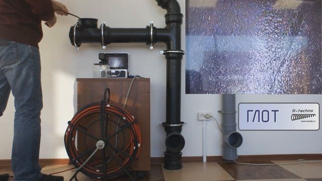 видео проталкивания системы ГЛОТ через ревизию и колено 90° в чугунной трубе смотреть онлайн