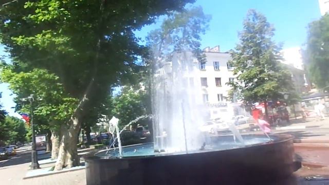 Иринка-Снежинка и фонтан. Видео в Туапсе. Центральная улица. смотреть онлайн