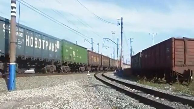 Электровоз 2ЭС4К-005 с грузовым поездом смотреть онлайн