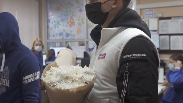 Молодогвардейцы Москвы поздравили медиков станции скорой помощи с Днем народного единства смотреть онлайн