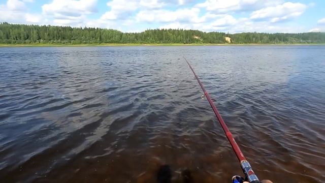 Нашли лодку посреди реки / Наловили живца и за окунем / Рыбалка на поплавочную удочку и спиннинг смотреть онлайн