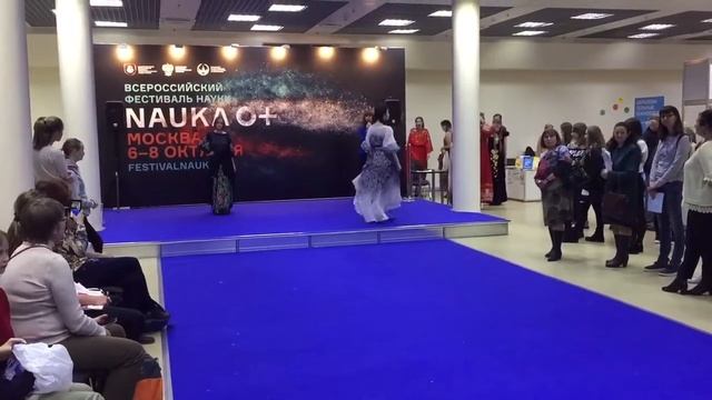 Роспись платья в холодном батике + дефиле в Экспоцентре смотреть онлайн
