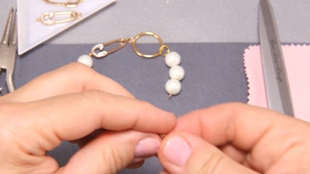 КАК СДЕЛАТЬ БРАСЛЕТ ИЗ БУСИН И ЦЕПОЧЕК СВОИМИ РУКАМИ / CHAIN BRACELET MADE OF BEADS смотреть онлайн
