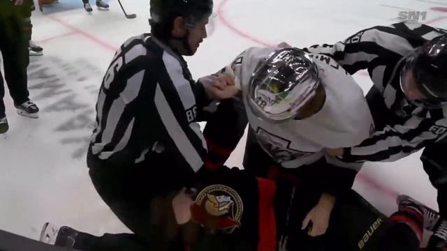 Brendan Lemieux bites Brady Tkachuk’s hand смотреть онлайн