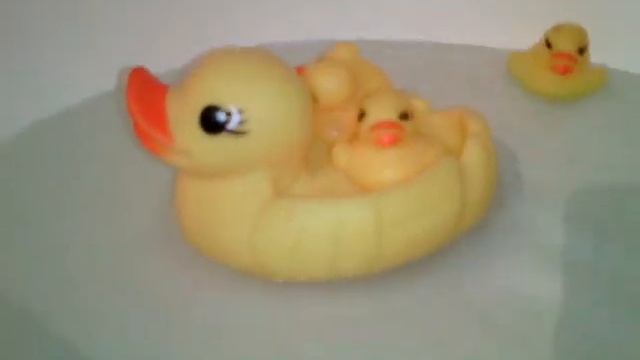 Уточки резиновые для ванны. Малыш играет во время купания. смотреть онлайн