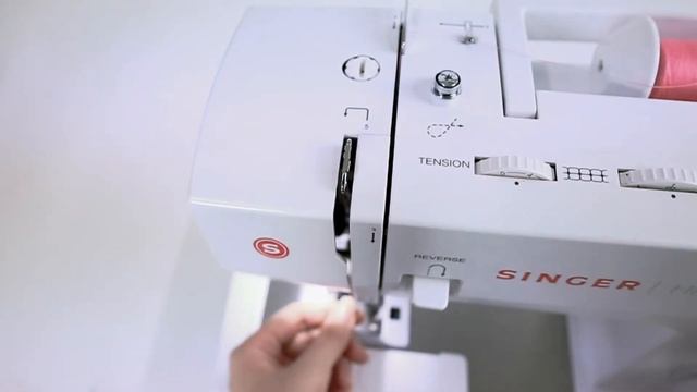 【SINGER 勝家 5523 家用縫紉機使用教學】02-05安裝上下線教學+自動穿線 смотреть онлайн