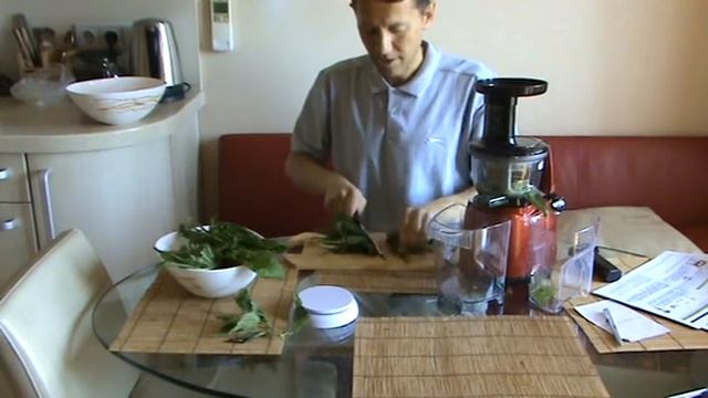 Отжим зелени на вертикальной шнековой соковыжималке NUC Galaxy NNJ-620 JMC смотреть онлайн