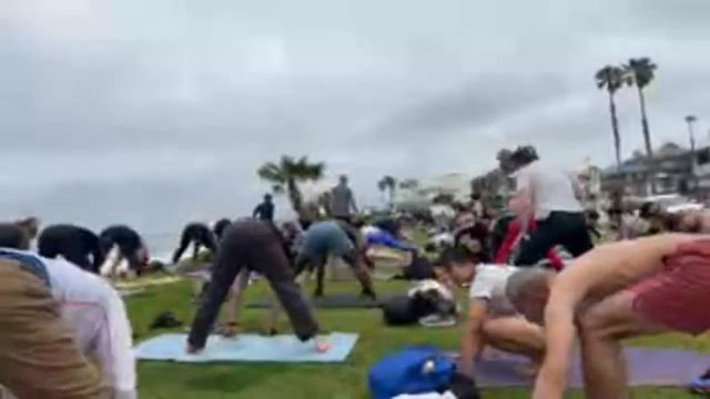 Easy Like Sunday Morning Oceanfront Yoga смотреть онлайн