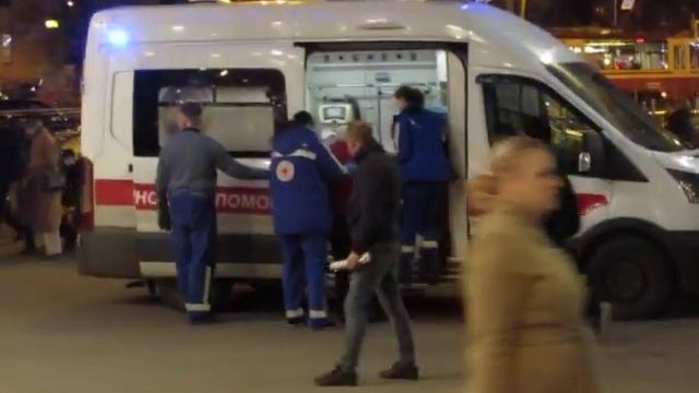 СКОРАЯ ПОМОЩЬ ЗАБИРАЕТ В БОЛЬНИЦУ ПЬЯНУЮ ЖЕНЩИНУ смотреть онлайн