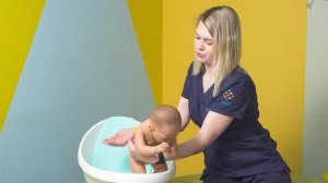 Первое купание в детской ванночке: что нужно знать?