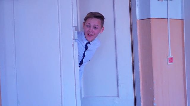 Смыли в УНИТАЗ ШКОЛЬНЫЙ ЖУРНАЛ с ДВОЙКАМИ смотреть онлайн