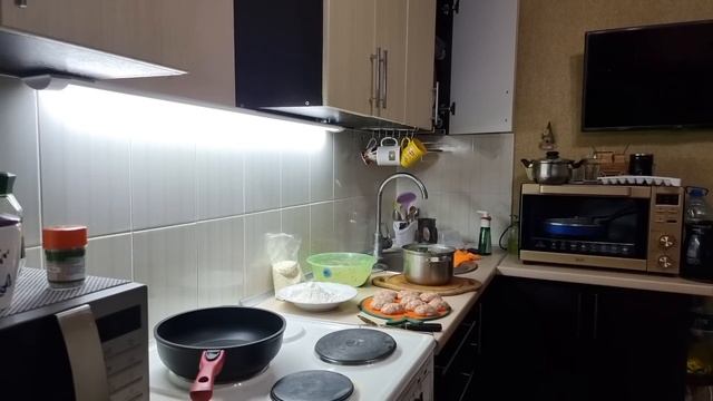 Куриные котлетки с ароматной картошечкой! Что может быть вкусней? смотреть онлайн
