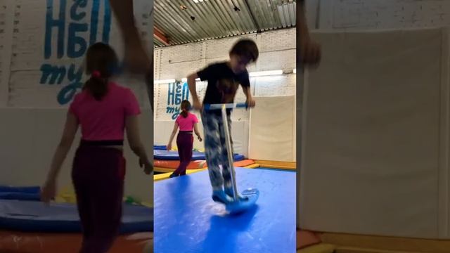 Два хила флэт на индо #надеюсьзалетит #rideaction #трюкинасамокате #трюковойсамокат смотреть онлайн