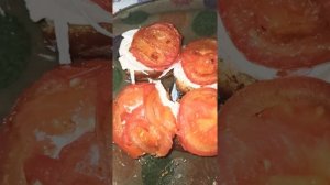 Брускеты с жареными помидорами,луком и творожным сыром