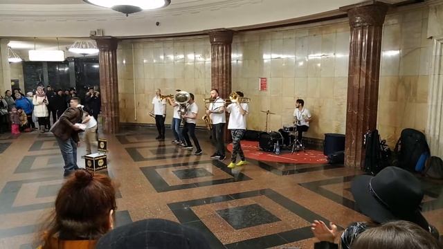 Крутые парни играют "Ленинград" в московском метро смотреть онлайн