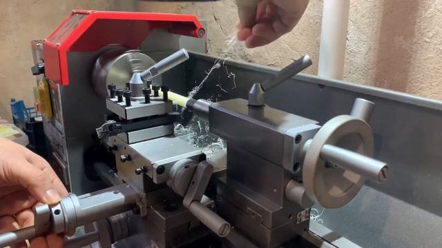 Первая полезная стружка из капролона на токарном станке Jet BD-8VS смотреть онлайн