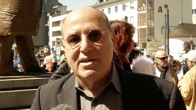 Gregor Gysi vor Karl Marx Statue in Trier - DivTV