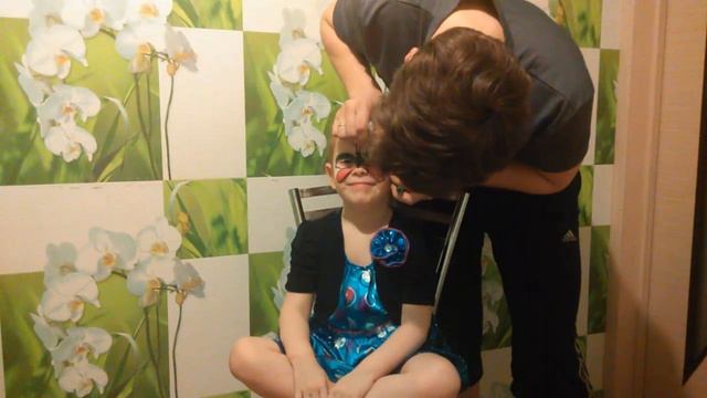 Аквагримом рисуем бабочку Лине на лице, а потом Лина рисует на папе. смотреть онлайн