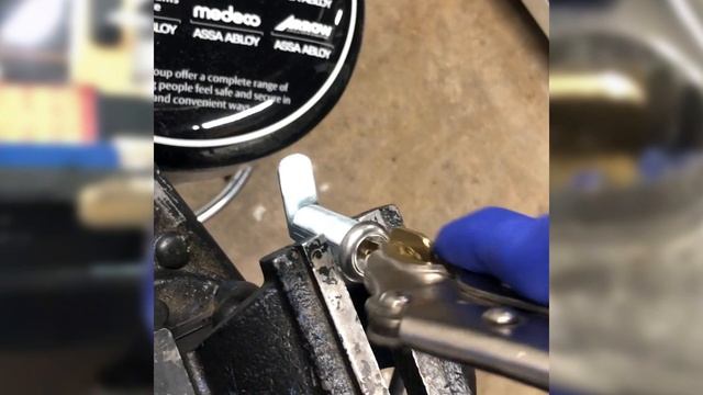 How Do Locksmiths Make Keys Without an Original Key - How to Impression a Key смотреть онлайн