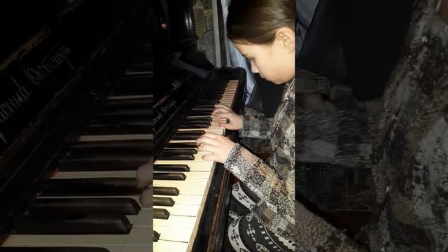 Красиво играет на пианино смотреть онлайн