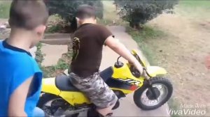 Мальчик не умеет кататься на питбайке