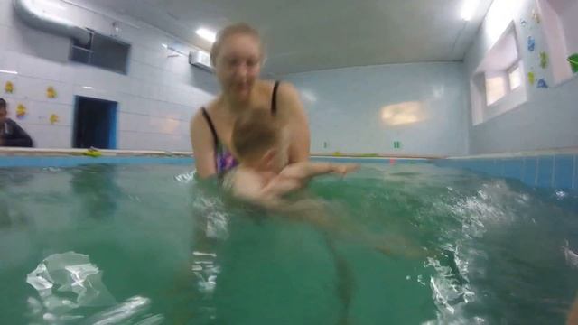 Занятия в воде с грудничками, мамы и детки в бассейне. Пермь смотреть онлайн