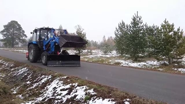 Трактор МТЗ-82 с усиленным погрузчиком ПКУ-0,8 (КУН) и дополнительными навесками смотреть онлайн
