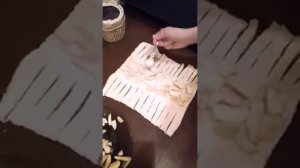 Пирог с яблоками из слоеного теста.