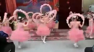 Танец цветов.8 марта 1.б класс