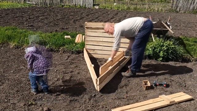 Клумба для клубники своими руками Как сделать красивые деревянные грядки для клубники смотреть онлайн