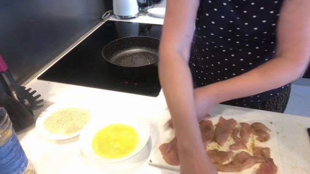 Готовим по семейному. Куриное филе в панировке. Вкусно и быстро! смотреть онлайн