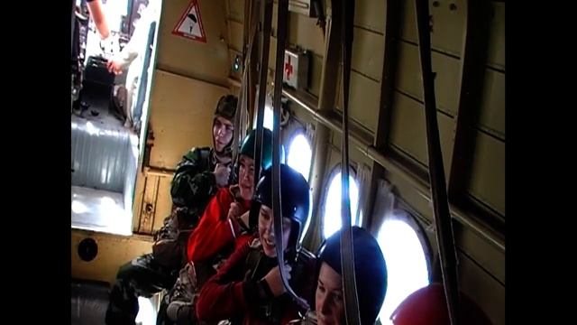 За спиной парашют, впереди облака смотреть онлайн