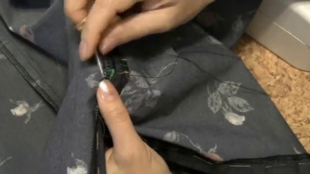Как обработать разрез и низ юбки (платья) потайной строчкой руками смотреть онлайн