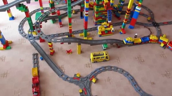 LEGO DUPLO TRAIN on MEGA circuit - Super Buildings Lego City!