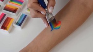 Аквагрим для начинающих: учимся рисовать сплит-кейками