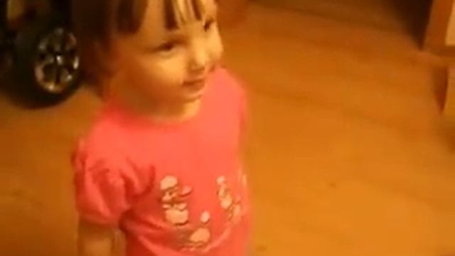 Девочке 2 годика, а она уже исполняет песню!!! смотреть онлайн