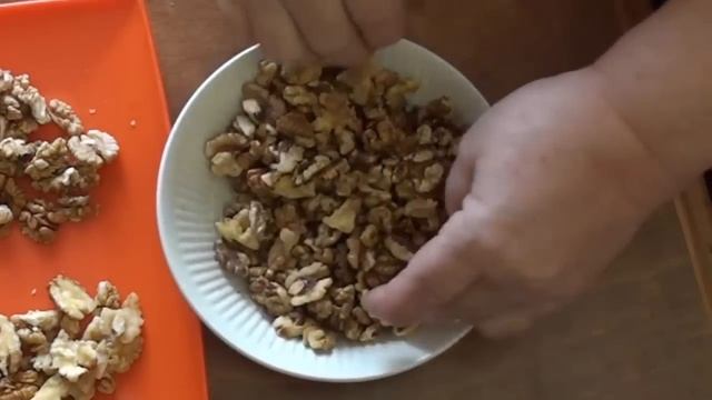 Как очищать кожуру у грецкого ореха и фундука. смотреть онлайн