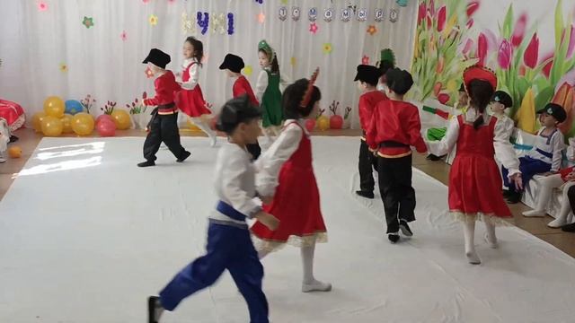 Ласточка -2 . Ко дню единства народов. Танец ромашка. Часть -3. смотреть онлайн