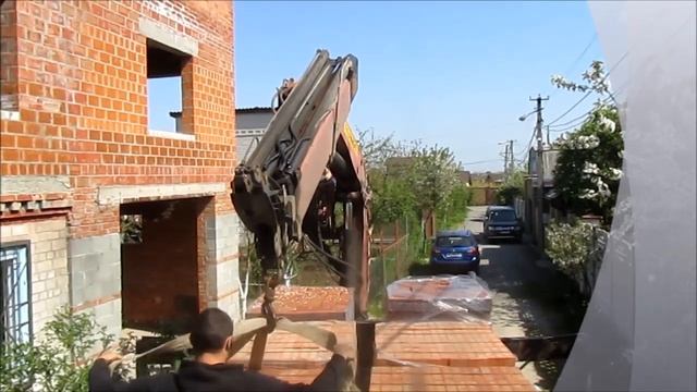 Подаём кирпич на второй этаж Palfinger 16000 смотреть онлайн