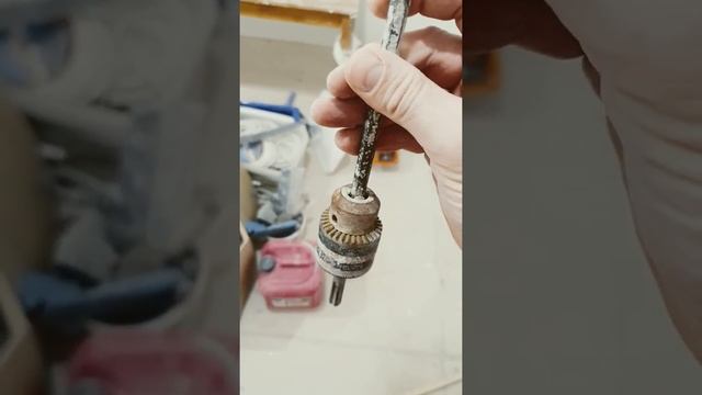 Как в перфораторе использовать обычные сверла от дрели? #shorts смотреть онлайн